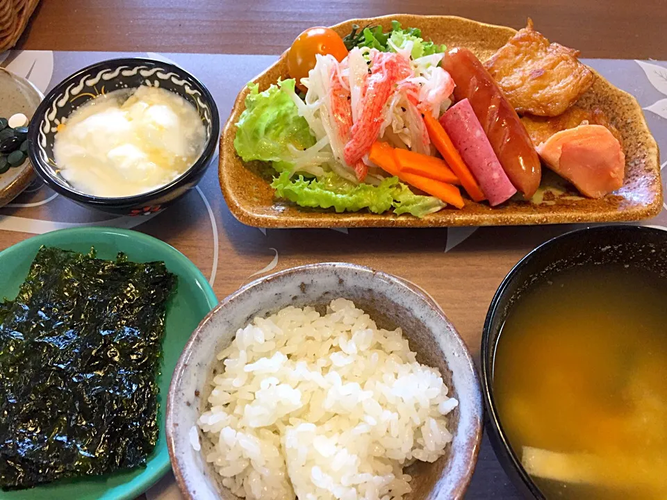 朝ごはん
はんぺん付焼き、焼きシャケ、ウインナーソテー、ハム、サニーレタスもやしカニカマ酢漬け人参プチトマトのサラダ、かぼちゃと揚げの味噌汁、白米、韓国海苔、ヨーグルト|かよちゃんさん