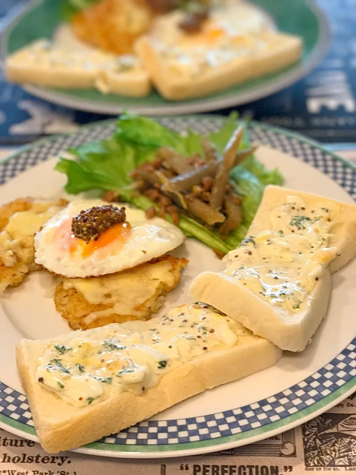 Snapdishの料理写真:爽やかな風の入る季節の
朝ごパンはタルタルソースのせて。|シュトママさん