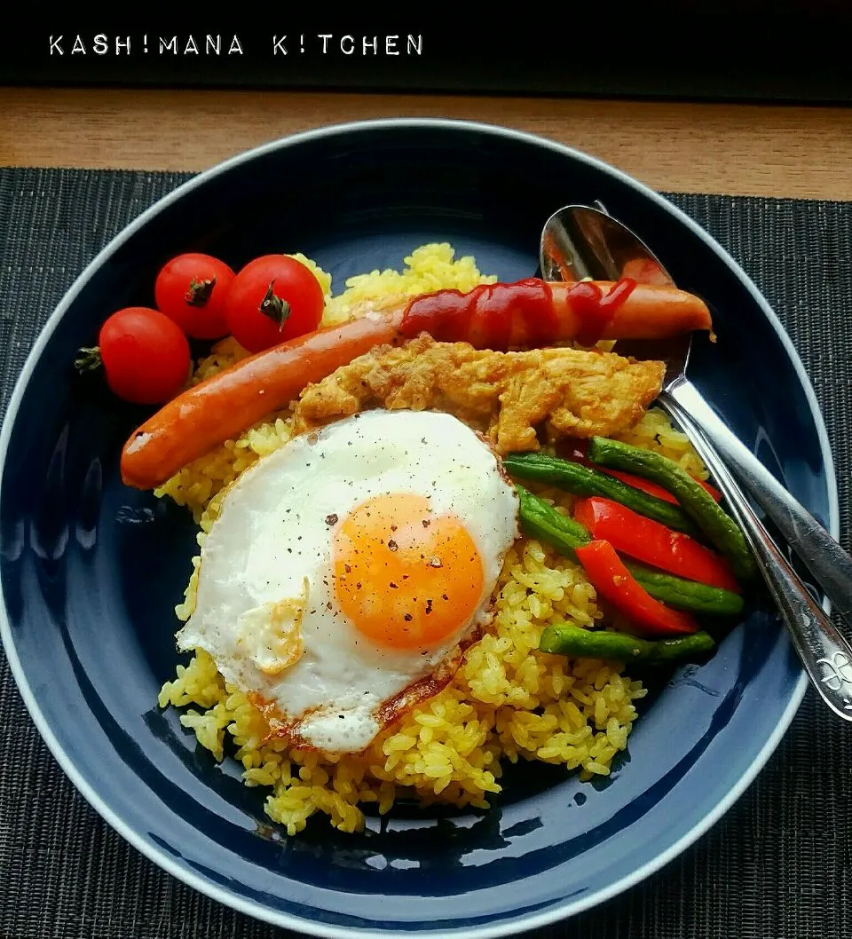 Morning plate🍴サフランライス大好き😶❤️
●ササミのスパイス焼き＆ソーセージ
●サフランライス
●いんげんとパプリカのニンニク炒め
●目玉焼き
●プチトマト🍅|Kashimanakitchenさん