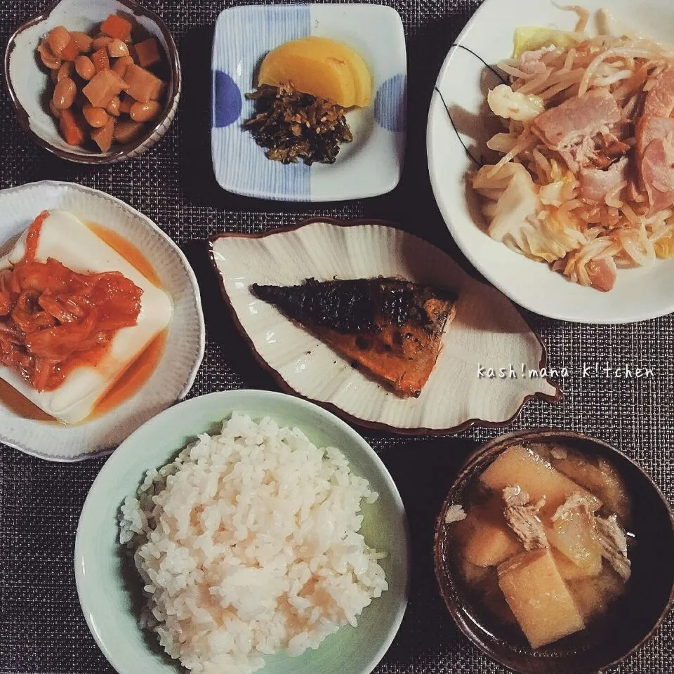 Snapdishの料理写真:和食🍚washoku
●鯖の西京焼き(焦がしてもうた💧)
●豚肉と油揚げと葱のお味噌汁
●キムチ奴
●ベーコンとキャベツとモヤシの炒め物
●さつま揚げと大豆の煮物|Kashimanakitchenさん