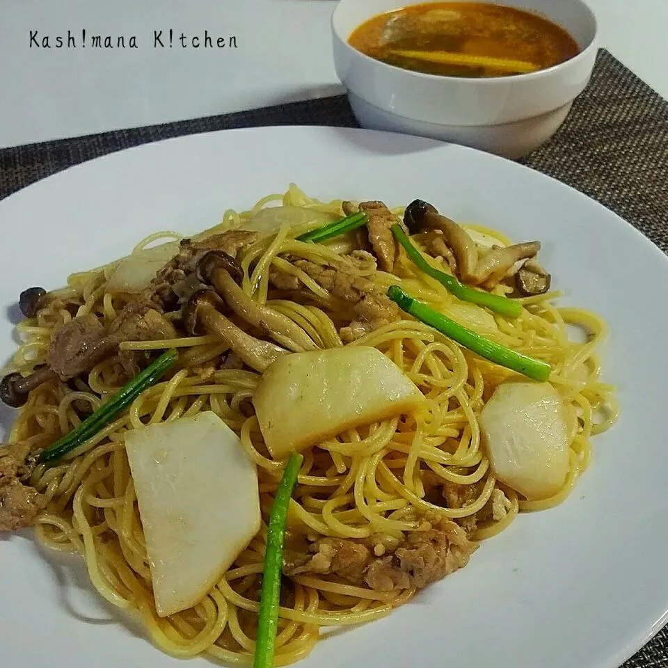 蕪と豚肉のキノコの和風パスタ＆キムチスープ🍝😊🍴|Kashimanakitchenさん