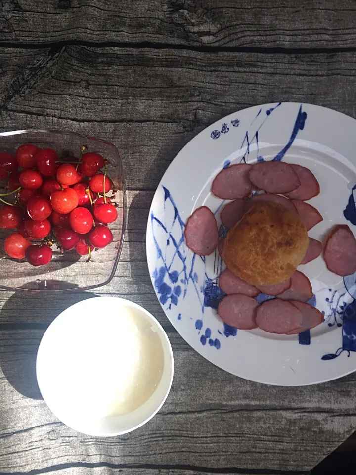 白粥+烧饼+一手店儿童肠+🍒|木香小筑さん