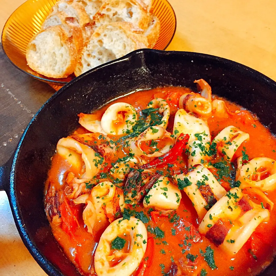 やりいかとトマトの煮込み🍅国産小麦のバゲット🥖で🍷#スキレット|みっちょさん