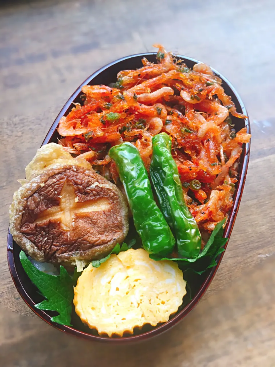 今日のお弁当
・桜エビかきあげで天丼
・シシトウ  椎茸
・だし巻き卵|akiさん