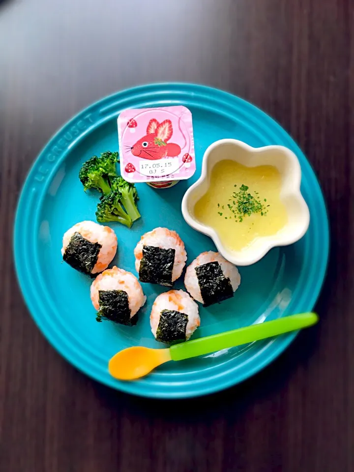 5/16❁息子離乳食 lunch
鮭のおにぎりボール🍙
じゃがいもコーンポタージュ
ブロッコリー
ベビーダノン🍓|つんさん