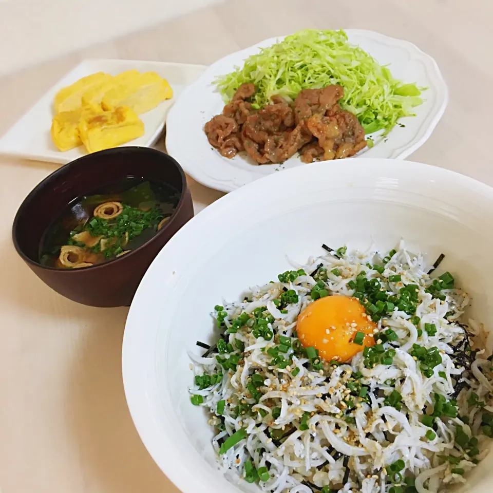 Snapdishの料理写真:しらす丼◟̊◞̊ ♡
生姜焼き定食;)レシピ|융태지ෆ⃛さん