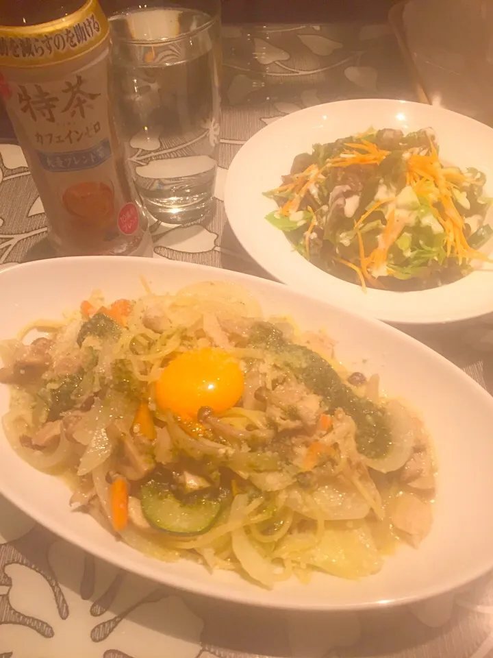 鶏と鶏出汁、極盛り野菜のパスタ卵乗せジェノベーゼソースかけ(^^)|basilさん