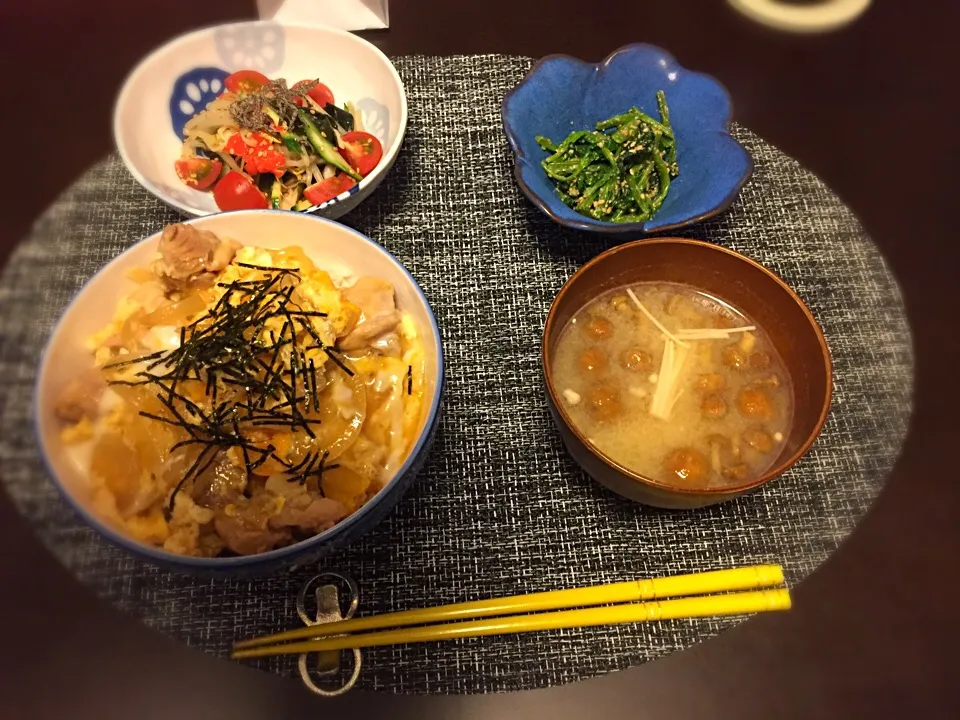 親子丼🥚✨

#親子丼晩御飯 
#もやしのナムル 
#ほうれん草の胡麻和え 
#味噌汁|maenanaさん