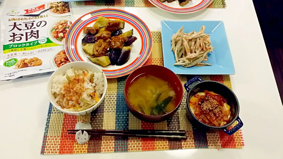 Snapdishの料理写真:今日の夕食　SDモニター＊大豆のお肉＊使用の黒酢煮、ごぼうサラダ、キムチとベーコンのココットカマン、白だしの炊き込みご飯、玉ねぎとわかめの味噌汁|pinknari🐰🌈さん