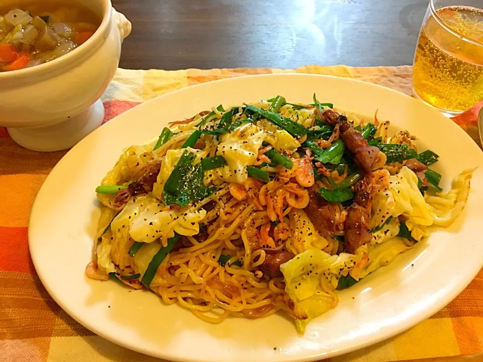 桜エビ🦐と蛍イカのレモン焼きそばと野菜スープ|ゴンさん