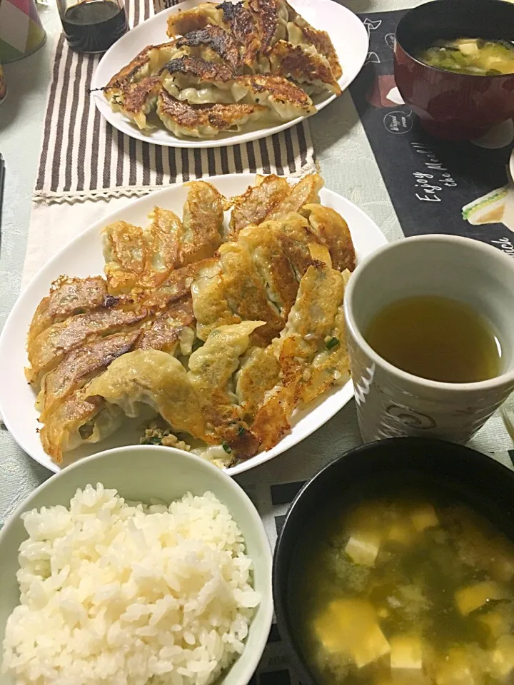 手作り餃子、味噌汁(豆腐、ワカメ、長ネギ)(*^ω^*)|ライムさん