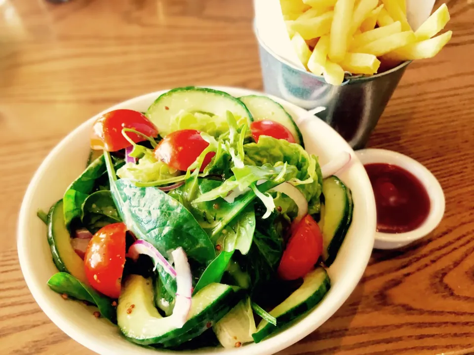 #greensalad #fries|Sergio Lacuevaさん