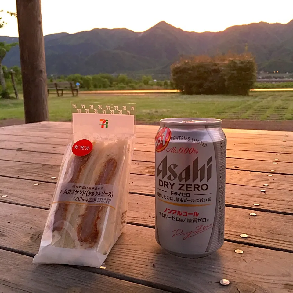 夕方ピクニック♬ (▰˘◡˘▰)☝︎ #夕方ピクニック #サンドイッチ #ノンアルコールビール #休肝日 #セブンイレブン|Yoshinobu Nakagawaさん