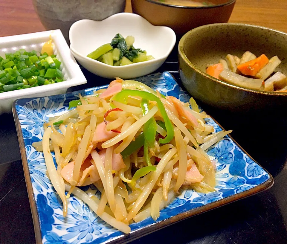 単身赴任の晩ごはん🌃✨
ベーコンもやし炒め コンソメ味
きんぴらごぼう
葱だく納豆
野沢菜漬
黒米麦ご飯
玉ねぎと人参の味噌汁
#単身赴任夕食#納豆#もやし炒め|ぽんたさん