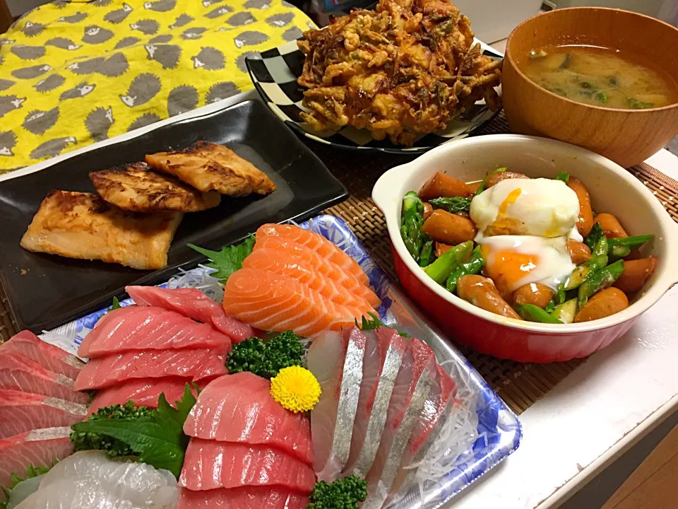 茄子と山椒のお味噌汁  アスパラとソーセージのハーブ塩炒め  お刺身  山菜のかき揚げ  カジキ鮪の西京漬け|石川洋子さん