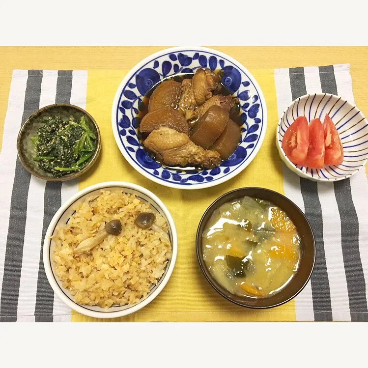 今日の晩御飯🍴 ・鮭とキノコのバター醤油炊き込みご飯 ・大根と手羽元の煮物 ・ほうれん草胡麻和え ・お味噌汁 ・トマト|erikaさん