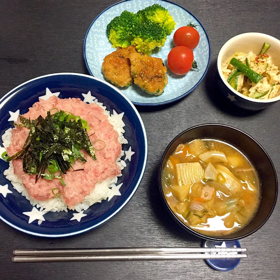 遠距離の彼のお家でご飯😋
☆ネギトロ丼
☆ふわふわつくね
☆ササミの中華和え
☆具沢山味噌汁|みいみいさん