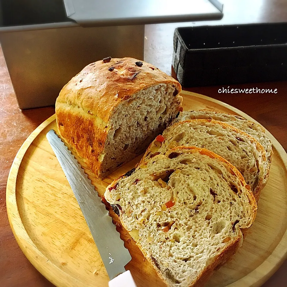 Snapdishの料理写真:胡桃とフルーツの食パン|chieko ♪さん