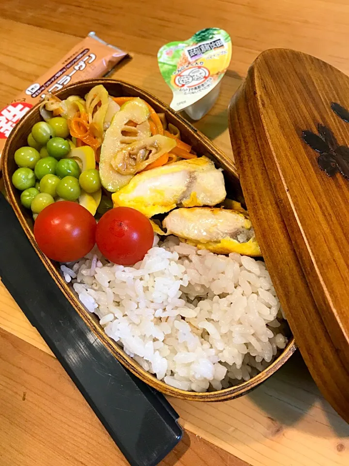 Snapdishの料理写真:パパたろ弁当
雑穀ごはん
マヒマヒのピカタ
古参竹 人参 豚肉のきんぴら風
古参竹 えんどう豆の煮物
ミニトマト|ひななぎさん