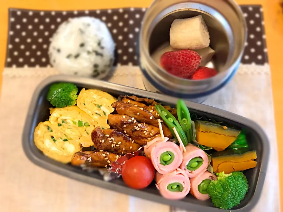 チキン照り焼き🐓
万ネギin卵焼き🍳
スナップえんどうベーコン巻き🥓
かぼちゃ煮物🎃
🌳🍅🍙🍓🍌|あやこさん