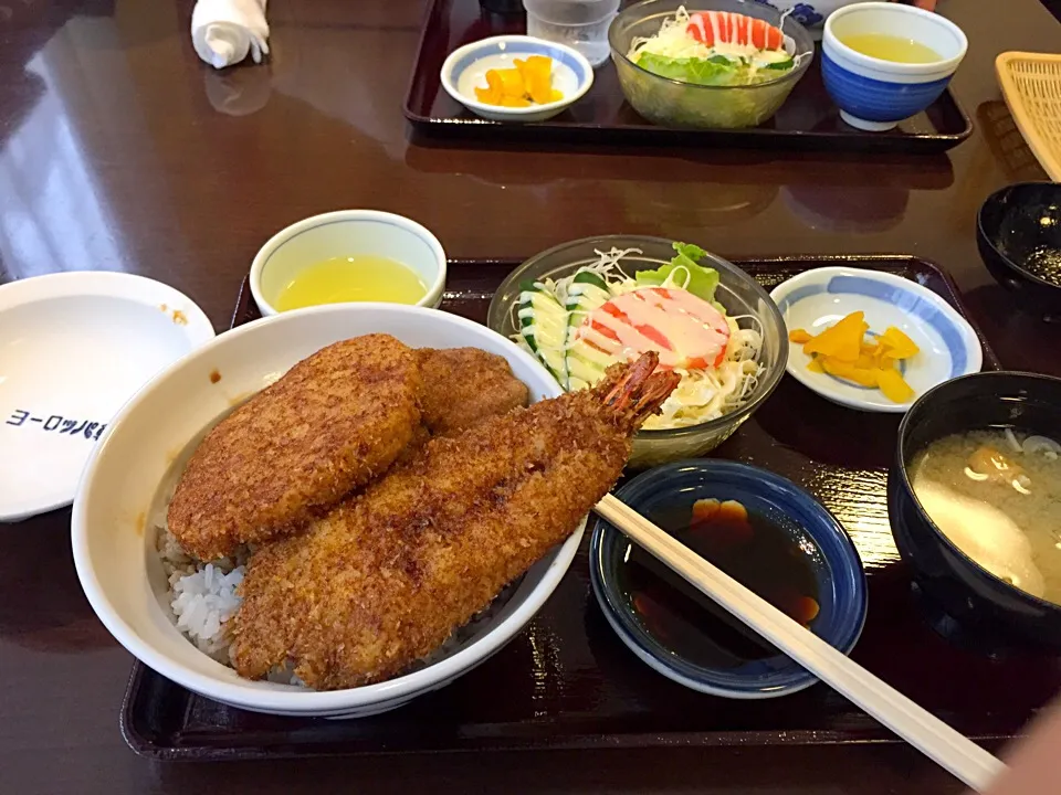 Snapdishの料理写真:３種盛スペシャルカツ丼セット*\(^o^)/*|すかラインさん