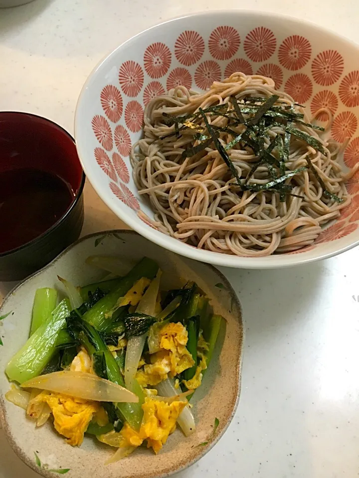 待ちかまえランチ  今日はざるそば、小松菜とたまねぎの簡単炒め|みウラさん