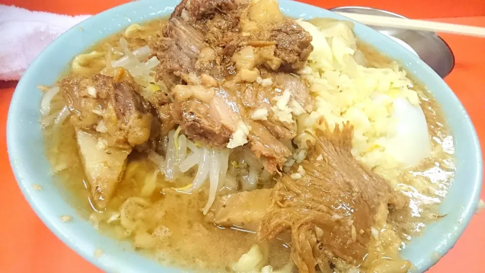 Snapdishの料理写真:ラーメン富士丸 神谷本店 の 富士丸ラーメン―麺少な目＋生玉子(麺少な目サービス)＋ニンニク＋アブラちょい(別皿)＠志茂、王子神谷、赤羽17062|大脇さん