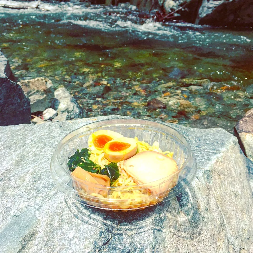 岩魚釣りのランチタイム。
山メシならぬ溪メシ🎣|ラー山さん