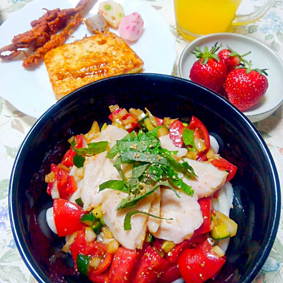 中華風冷やしトマトのさっぱりうどんにサラダチキンと大葉乗せ🍅初採れプランター苺🍓男前の炒める絹ごし豆腐のステーキ焼肉マヨ🎵モヒート＆オレンジジュース|うたかた。さん