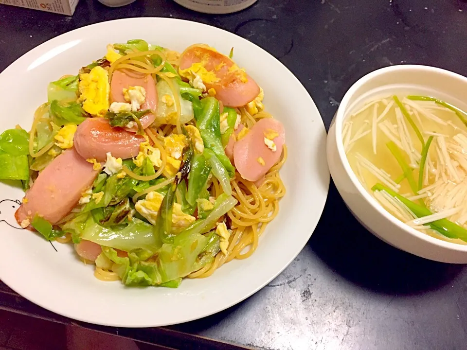 魚肉ソーセージとキャベツの醤油バターパスタとえのきと三つ葉の五右衛門風スープ|saotanさん