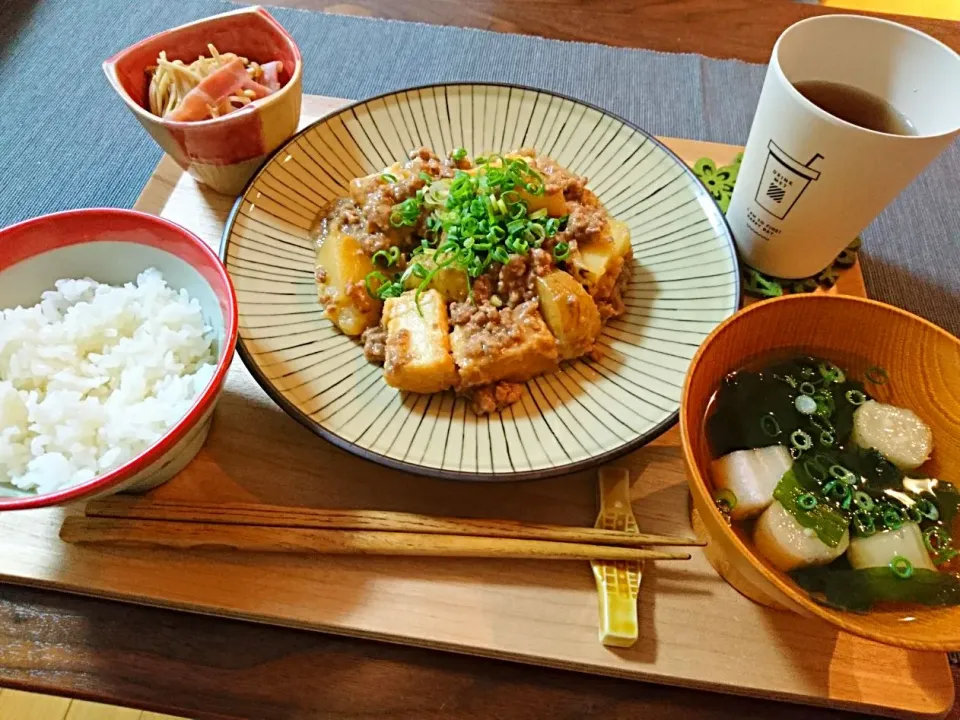 新じゃがと厚揚げとひき肉の味噌炒め煮、えのきとベーコンのポン酢蒸し、お吸い物|おむすびさん