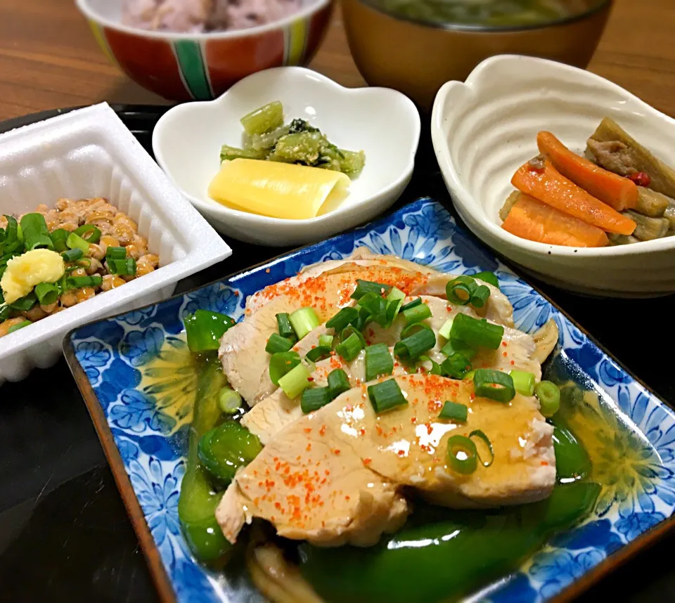 単身赴任の晩ごはん🌃🌠                     鶏のロース煮  ピーマン 舞茸 きんぴらごぼう 納豆（ネギ、生姜、めんつゆ） 野沢菜漬の胡麻和え タケノコ姫皮の甘酢漬 黒米麦ご飯 玉ねぎとワカメの味噌汁               #単身赴任夕食 #鶏胸肉|ぽんたさん