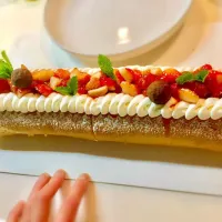 Snapdishの料理写真:自家栽培の苺でロールケーキ|Miwako Tomizawaさん