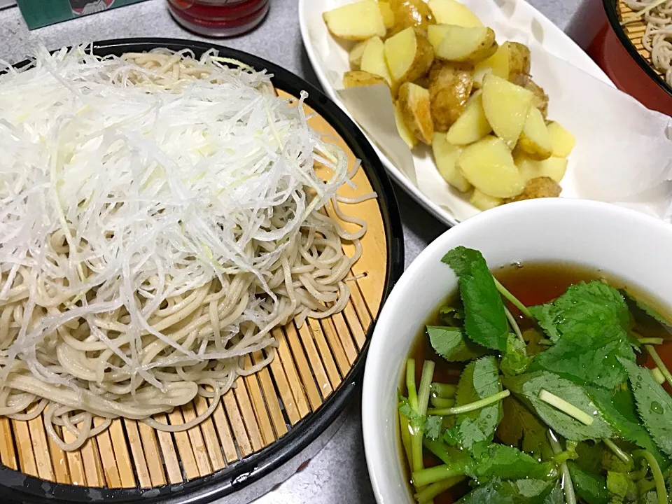 Snapdishの料理写真:大根蕎麦、三つ葉たっぷりキノコつけ汁、新じゃが皮ごとポテトフライ|ms903さん