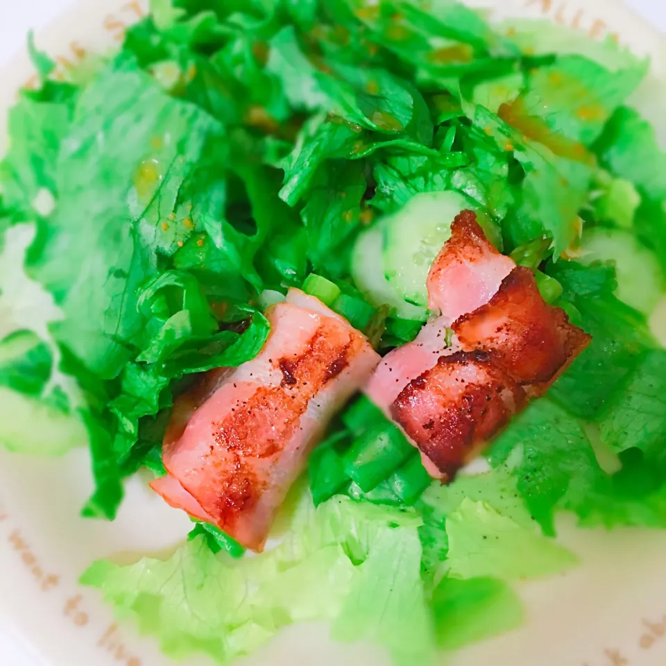 Snapdishの料理写真:Asparagus wrapped with bacon & Cucumber and lettuce salad|Yukiさん