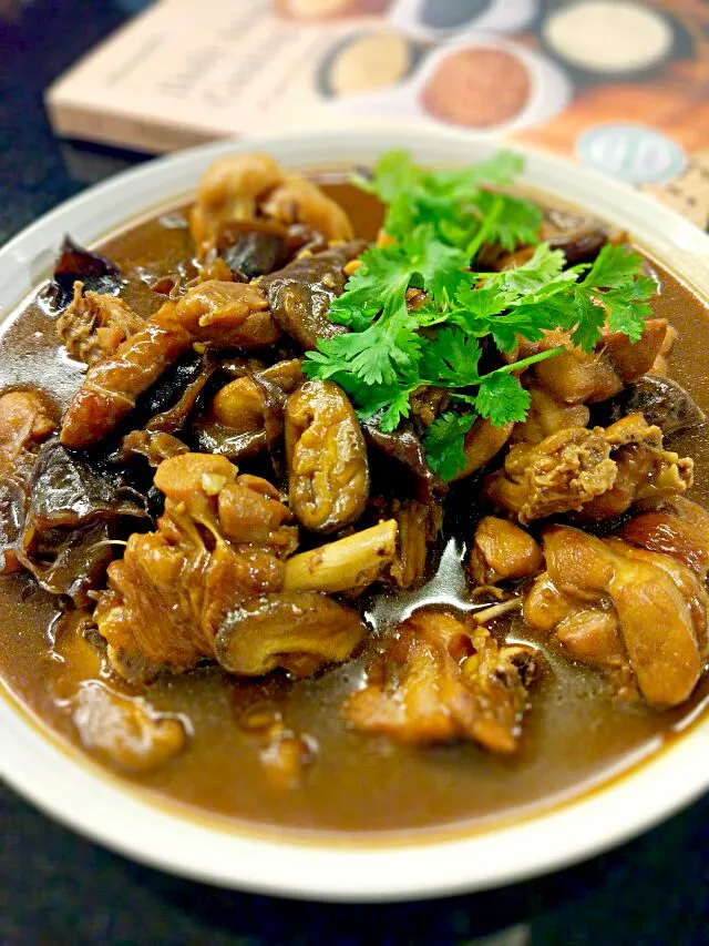 Snapdishの料理写真:Thermomix braised chicken with mushroom &  black fungus|Ee Shanさん