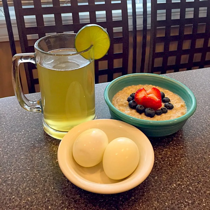 Snapdishの料理写真:Oatmeal & Berries 🍓
Boiled eggs 🥚 + Green tea ☕️ 
21 Day Fix|FitMomDoc19さん