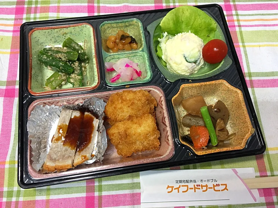 Snapdishの料理写真:ポークソテーステーキソース 日替わり弁当 豊川市宅配|Naokazu Kuritaさん