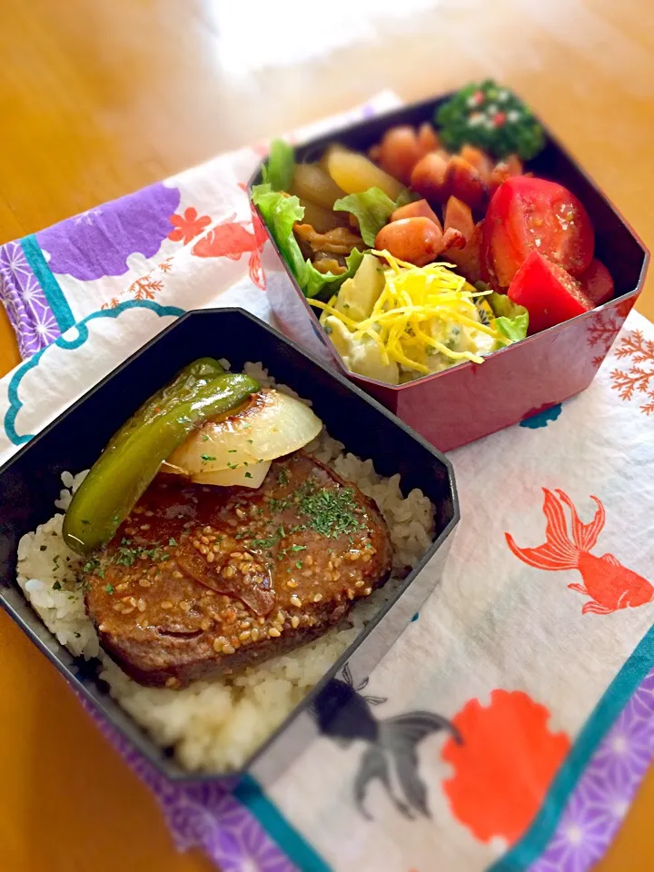 Snapdishの料理写真:わたくし弁当🎶
クルクルステーキ丼(ピーマン玉ねぎ添え)
玉子サラダ
トマト
ウイン
ふきと帆立ヒモの煮物(母作)|BooBooさん