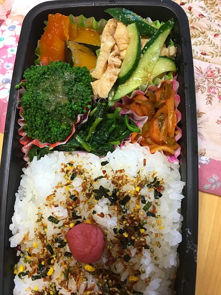 Snapdishの料理写真:鶏胸肉の胡麻和え かぼちゃ煮 ほうれん草ソテー ナポリタン ブロッコリー弁当。|Kumiko Kimuraさん