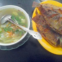 Snapdishの料理写真:sop + ikan mujaer...|ishella oktafiyaさん