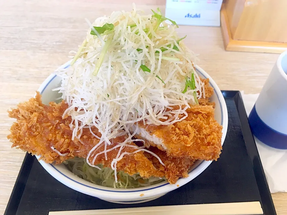 Snapdishの料理写真:ガツ盛り野菜チキンカツ丼 塩だれ かつや #チキンカツ丼 #カツ丼 #かつや #野菜たっぷり #ガツ盛り|sakumaさん