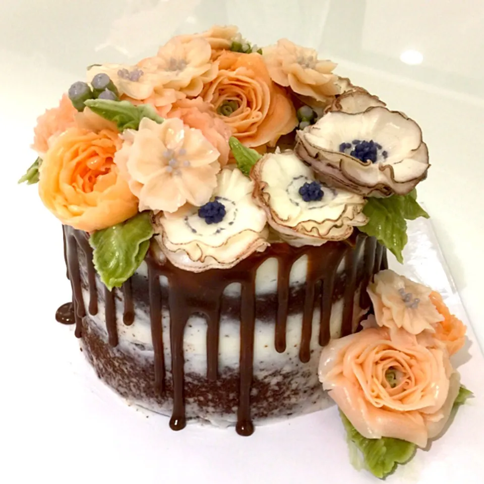 Snapdishの料理写真:Korean buttercream flower piping cake.
Chocolate cake with raspberry cream :)
#chocolate #cake #flower|Fat Bunny Kingさん