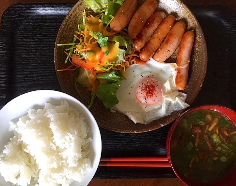 サラダ
ソーセージ
目玉焼き
なめこの味噌汁|ラーメンの小池さん