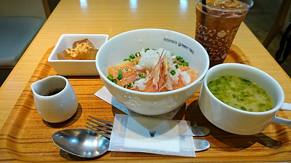 かじきまぐろ丼とわらび餅 水だしほうじ茶|ぶりじっとえいちぇるさん