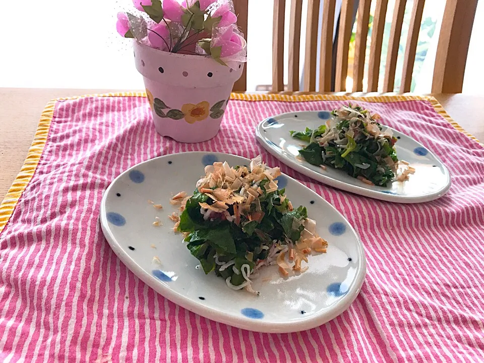 山本真希さんの料理 三つ葉としらすの梅カツオ和え🍀|えいぽんさん