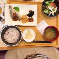 Snapdishの料理写真:ランチは山下公園側のジョナサンです。長崎産あじの竜田揚げ野菜ソースがけ。|尾久由さん