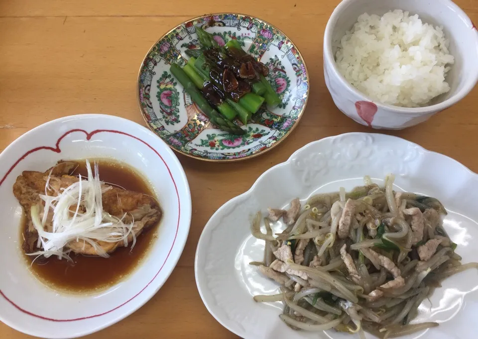 豚肉ともやしの炒め物、アスパラのオイスターかけ、半月卵の醤油煮。|furu0629さん