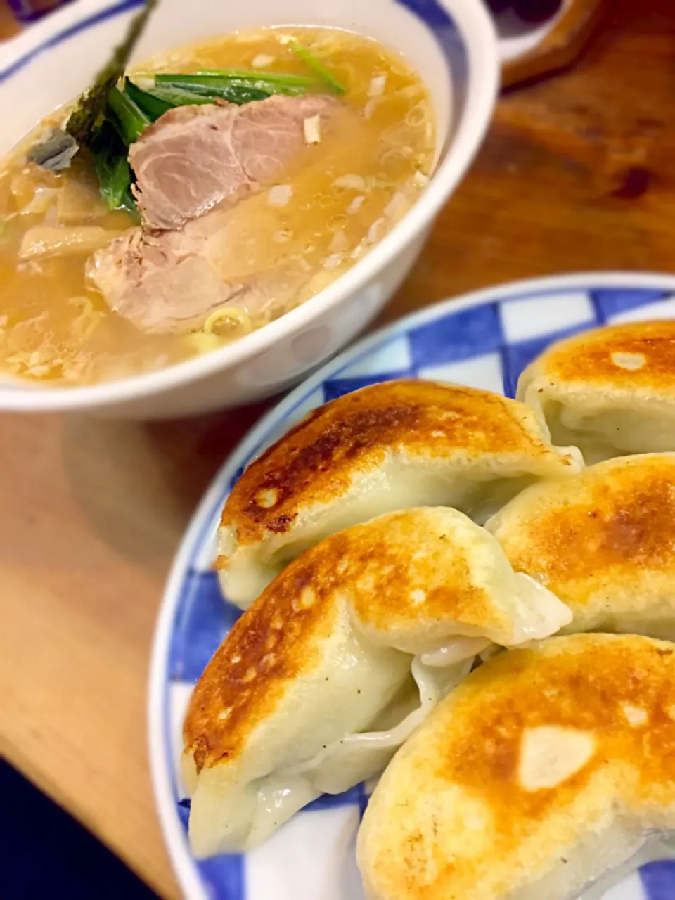 拉麺と焼き餃子。餃子の大きさにびっくり！|Tomyさん