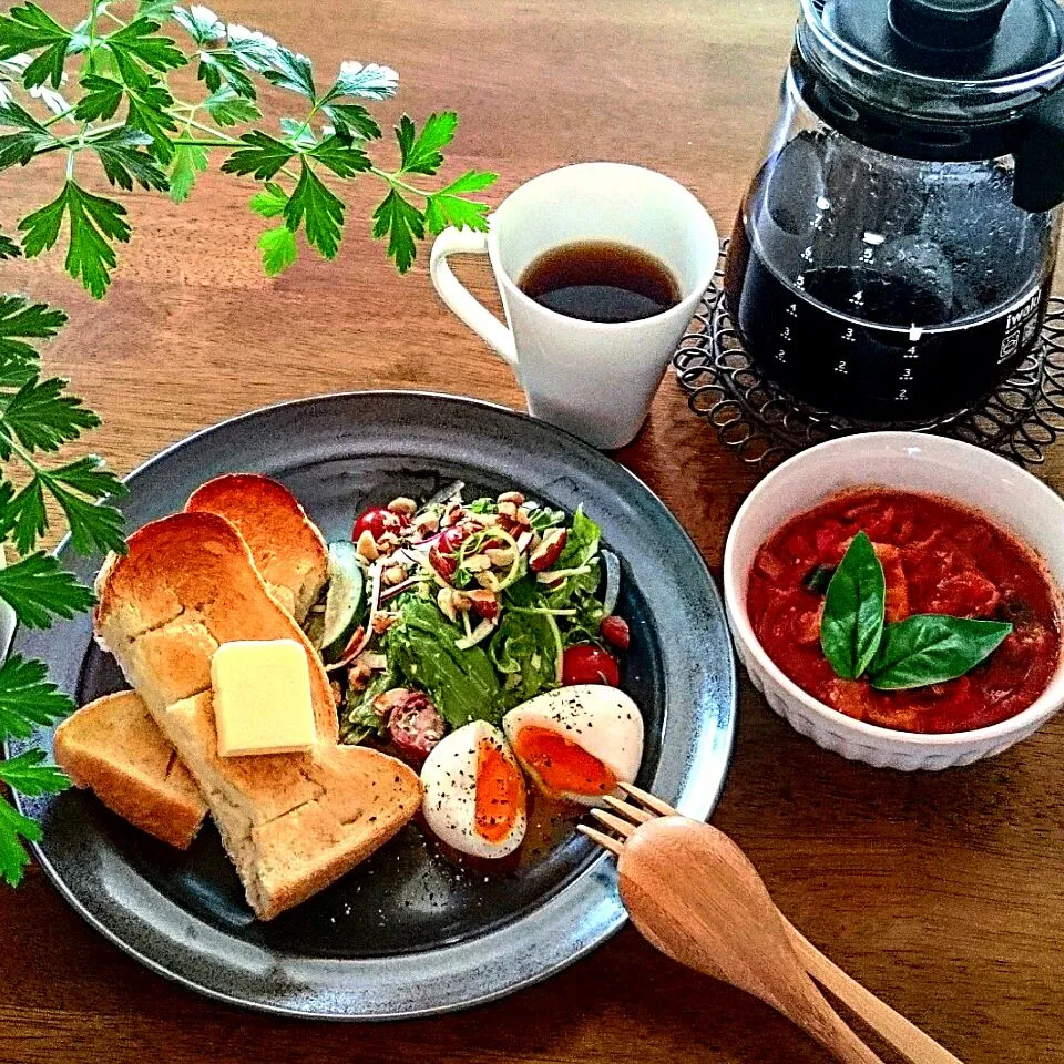 チキンのトマト煮とナッツをちらしたシーザーサラダで朝昼ごはん🎶|mizuu_plusさん